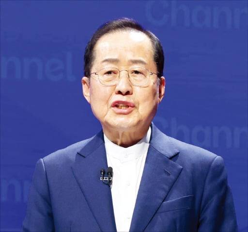 국민의힘 대통령 선거 2차 경선 진출자인 한동훈 후보(왼쪽 사진)와 홍준표 후보가 25일 종로구 동아미디어센터 채널A 오픈스튜디오에서 일대일 맞수 토론에 나섰다.  연합뉴스