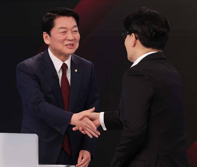 26일 서울 중구 매경미디어센터에서 열린 국민의힘 대통령 선거 제2차 경선 후보자 토론회에서 안철수, 한동훈 경선 후보가 악수하고 있다. /국회사진기자단