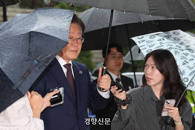 이재명 더불어민주당 대선 경선 후보가 지난 22일 서울 서초구 서울중앙지방법원에서 열린 ‘대장동 배임·성남FC 뇌물 혐의’ 공판에 출석하고 있다. 정효진 기자