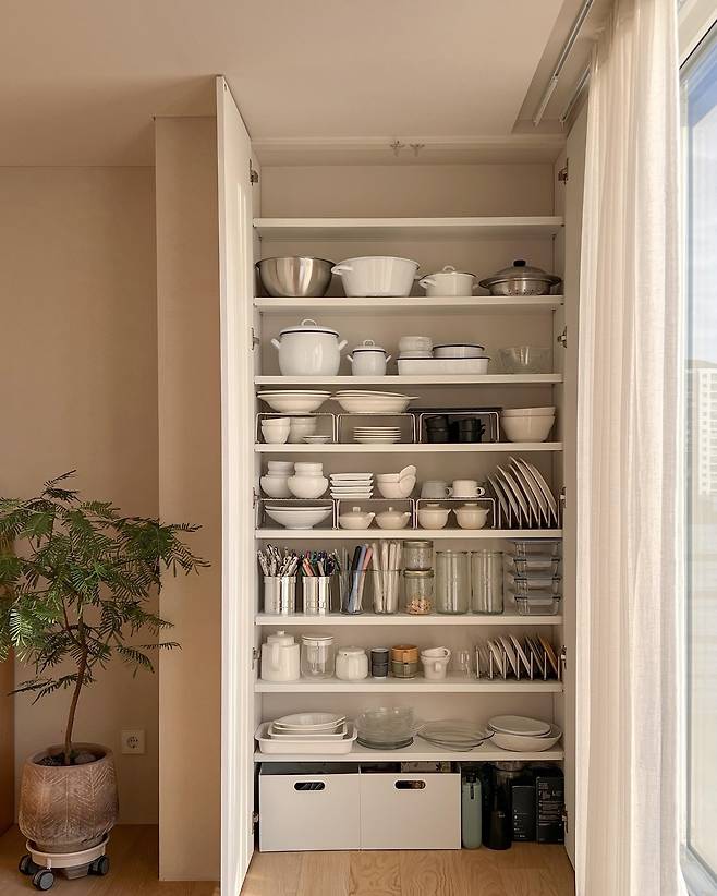 서주혜(@house.bonjour)씨는 베란다 확장 인테리어 당시 철거가 불가했던 날개벽을 활용해 그릇 전용 팬트리를 만들었다. 특히 선반에는 앞뒤로 졸대(몰딩관)를 끼워 단단하게 한 다음 무거운 냄비와 그릇을 올릴 수 있도록 했다.