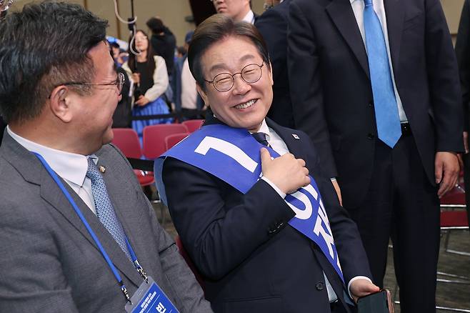 이재명 더불어민주당 대선 경선 후보가 26일 광주 서구 김대중컨벤션센터에서 열린 ‘제21대 대통령선거 후보자 선출을 위한 호남권 합동연설회’가 끝난 후 미소를 짓고 있다. 연합뉴스