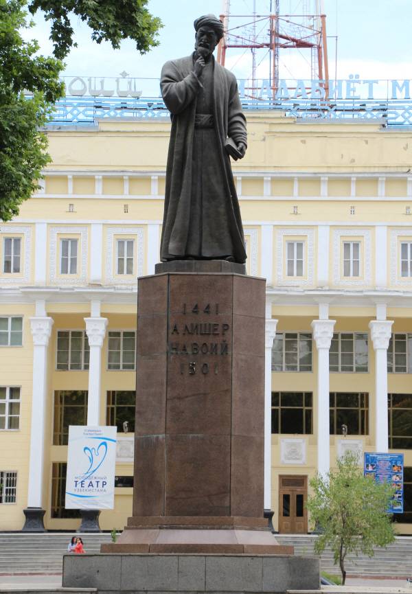우즈베키스탄 타슈켄트의 알리쉐르 나보이역 근처에는 알리쉐르 나보이 문학박물관이 있다. 이 박물관 앞에 서 있는 우즈베키스탄의 옛 문인 알리쉐르 나보이의 동상. 국제신문DB