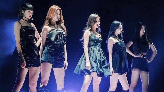 A screenshot from a documentary shows K-pop girl group Le Sserafim in its predebut period. (Hybe)