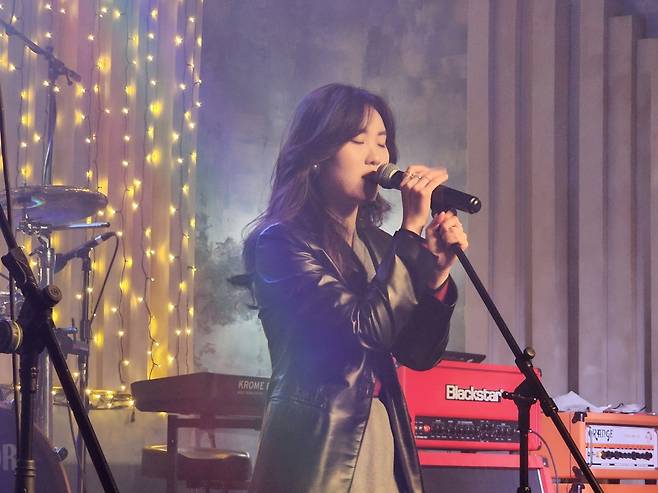 Jeon Yoon-jeong sings during a performance held by the intercollegiate band club Youth Planning in 2022. (Jeon Yoon-jeong)