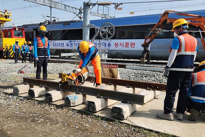 24일 중앙선 영천역에서 열린 ‘2025년 재난대비 상시훈련’에서 KTX-이음 열차운행을 위한 선로 복구작업을 시연하는 모습. 코레일&nbsp;