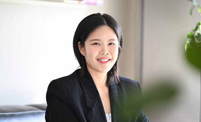 뷰티 인플루언서 겸 뷰블 총괄 디렉터 민새롬이 지난 10일 작업실에서 국민일보와 인터뷰를 하고 있다. 권현구 기자