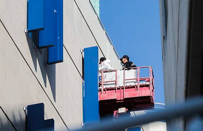 경찰과 국립과학수사연구원 등이 8일 경남 창원NC파크에서 현장 합동 감식을 진행하고 있다. 연합뉴스