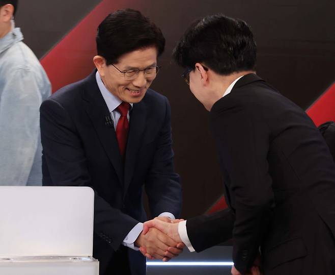 26일 서울 중구 매경미디어센터에서 열린 국민의힘 대통령 선거 제2차 경선 후보자 토론회에서 김문수, 한동훈경선 후보가 악수하고 있다. 연합뉴스