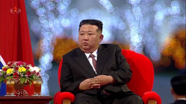 김정은 북한 국무위원장이 지난 15일 화성지구 3단계 1만세대 살림집 준공식에 참석했다고 조선중앙TV가 16일 보도했다. 연합뉴스