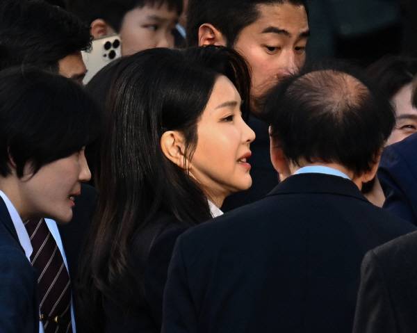 ▲지난 11일 사저에 도착한김건희 여사. ⓒ연합뉴스