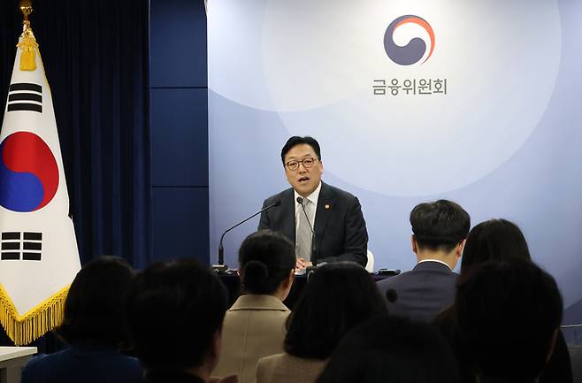 김병환 금융위원회 위원장이 지난달 26일 서울 종로구 정부서울청사에서 열린 기자간담회에서 지분형 모기지에 대한 구상을 밝히고 있다. [사진출처=연합뉴스]