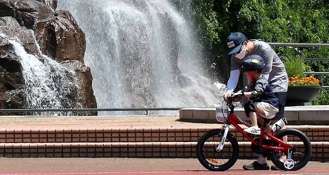아빠의 육아 참여는 아이의 두뇌, 인성 등 아이의 성장에 긍정적인 영향을 미치고, 아빠의 관심은 아이들의 학업성취도를 높이는 요인이 된다. [매경DB]