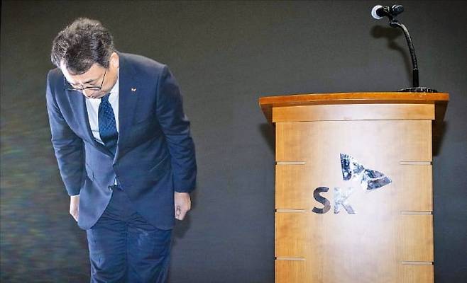 유영상 SK텔레콤 대표가 25일 서울 을지로 T타워에서 열린 고객보호 조치 강화 설명회에서 유심(USIM) 정보 유출과 관련해 사과하며 고개를 숙이고 있다. [사진출처 = SK텔레콤]