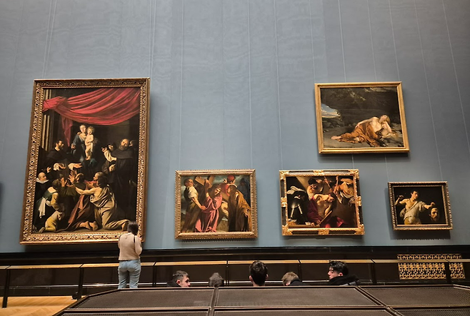 카라바조의 대작 3점이 나란히 걸려 카라바조의 차력쇼를 보여주는 방. 왼쪽 끝이 [로자리의 성모], 오른쪽 끝이 [다윗과 골리앗의 머리]다. ©김슬기