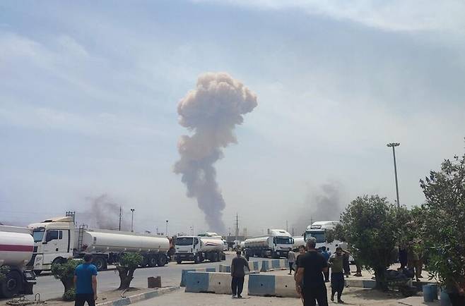 이란 남부 항구도시 반다르 압바스의 항구에서 대규모 폭발이 발생해 최소 280여명이 다쳤다고 로이터, AP 통신 등이 26일(현지시각) 보도했다. [사진출처 = 엑스 캡쳐]