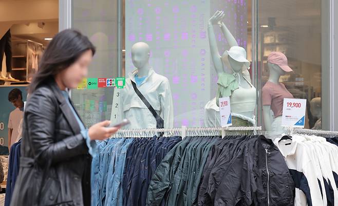 기후변화로 인한 이상기온으로 봄철 간절기 의류 패션 판매 실적이 극히 저조한 것으로 나타난 지난 16일 서울 중구 명동의 한 의류매장 쇼윈도에 반팔옷이 전시돼 있다.[사진제공=연합뉴스]