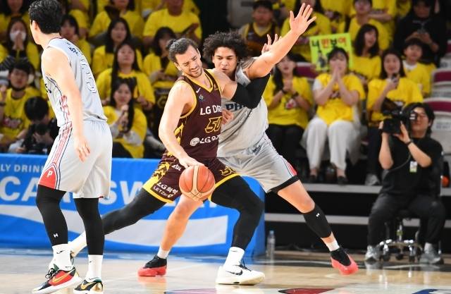 마레이(좌)와 프림의 거센 몸싸움. 이번 4강 시리즈에서 계속 보게 될 장면이다. 사진=KBL 제공