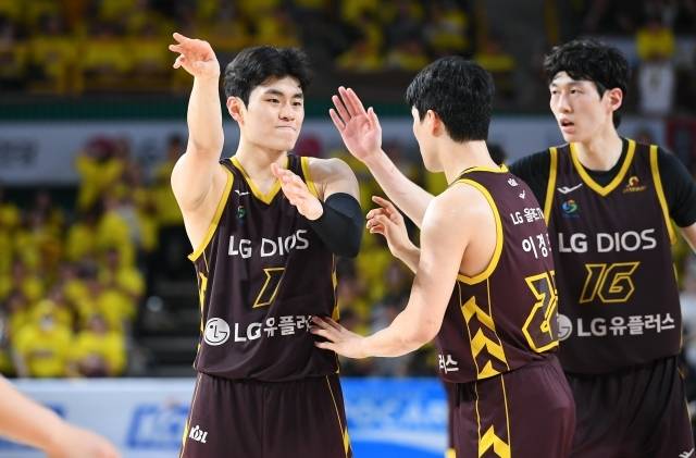 유기상은 승리 후 “만원관중은 오랜만이다. 팬들의 응원과 열기 덕분에 승리했고 감사하다. 그러나 아직 끝나지 않았다. 지금보다 더 단단한 경기력으로 마지막에 웃고 싶다”고 이야기했다. 사진=KBL 제공