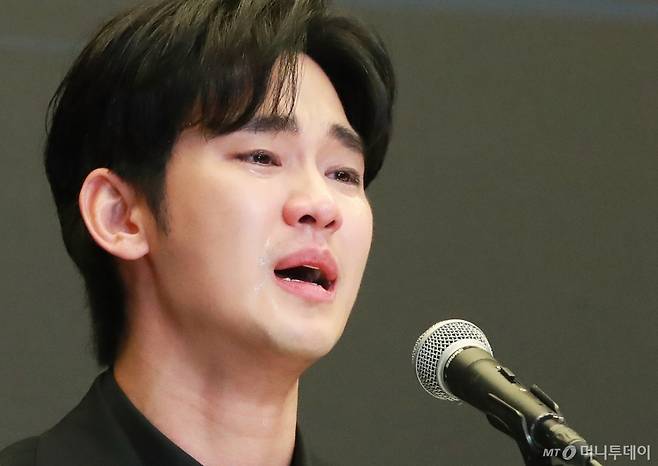 배우 김수현이 군 복무했던 2017~2019년 가수 출신 모 배우와 교제 중이었던 것으로 확인됐다. 앞서 배우 고(故) 김새론 측은 2015년 말부터 2021년 7월까지 김수현과 교제했다고 주장했지만, 이와 배치되는 정황이 또다시 드러났다. /사진=이동훈 photoguy@