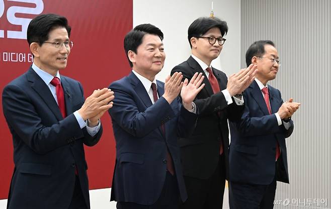 [서울=뉴시스] 국회사진기자단 = 김문수(왼쪽부터), 안철수, 한동훈, 홍준표 제21대 대통령 선거 국민의힘 경선 후보가 23일 오후 서울 여의도 국민의힘 중앙당사에서 열린 2차 경선토론회 미디어데이에서 박수치고 있다. 2025.04.23. photo@newsis.com /사진=