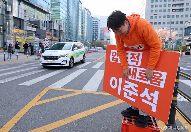 [서울=뉴시스] 이영환 기자 = 이준석 개혁신당 대선 후보가 16일 오전 서울 금천구 가산디지털단지역 인근에서 출근길 인사를 하고 있다. 2025.04.16. 20hwan@newsis.com /사진=이영환