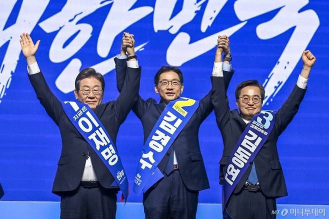 [광주=뉴시스] 26일 오후 광주 서구 김대중컨벤션센터에서 열린 더불어민주당 21대 대통령선거 후보자 선출을 위한 호남권 합동연설회에서 이재명(왼쪽부터), 김경수, 김동연 후보가 지지자들에게 인사를 하고 있다. 2025.04.26.