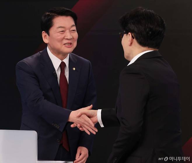 26일 서울 중구 매경미디어센터에서 열린 국민의힘 대통령 선거 제2차 경선 후보자 토론회에서 안철수, 한동훈 후보가 인사를 나누고 있다. 2025.4.26/뉴스1  Copyright (C) 뉴스1. All rights reserved. 무단 전재 및 재배포,  AI학습 이용 금지.