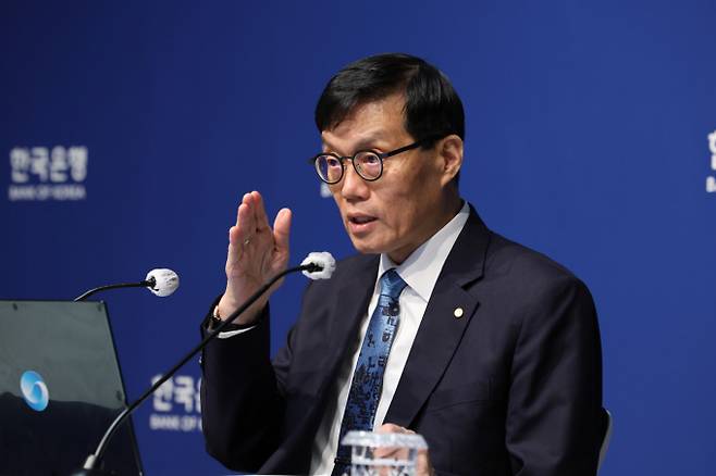 이창용 한국은행 총재가 미국과 중국의 갈등이 해결되지 않으면 상호관세를 낮춰도 별다른 효과가 없을 것이라고 우려를 표했다. 이창용 한국은행 총재가 지난 17일 서울 중구 한국은행에서 열린 통화정책방향 기자간담회에서 발언하고 있다. /사진=뉴스1
