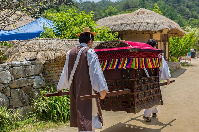 코레일 간부의 딸 결혼식에 부하 직원들이 가마꾼으로 동원되며 논란이 일고 있다. 사진은 기사 내용과 무관함. /사진=이미지투데이