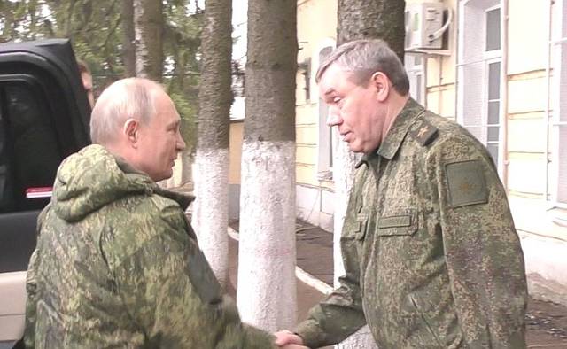 블라디미르 푸틴 러시아 대통령이 쿠르스크 지역에서 발레리 게라시모프 러시아군 총참모장과 악수를 나누는 모습. 크렘린 공보실 신화 연합뉴스