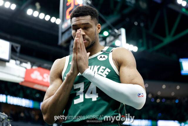 아테토쿤보가 26일 인디애나와 경기에서 득점 후 세리머니하고 있다. /게티이미지코리아