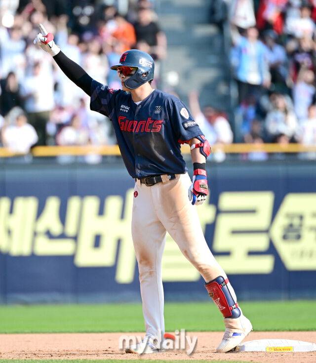 2025년 4월 26일 오후 서울 잠실구장에 진행된 '2025 신한 SOL뱅크 KBO 리그' 롯데 자이언츠와 두산 베어스의 경기. 롯데 윤동희가 9회초 1사 1.3루서 1타점 2루타를 친 뒤 기뻐하고 있다./잠실 = 유진형 기자