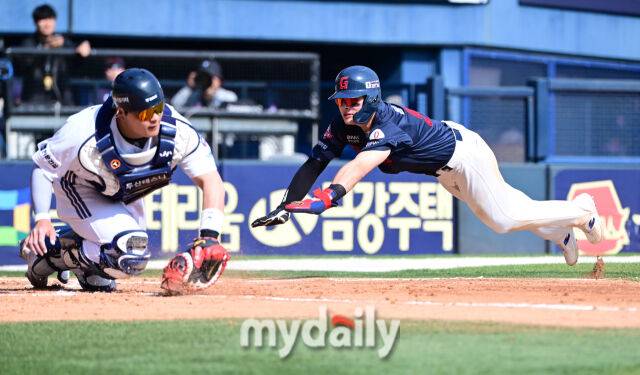 2025년 4월 26일 오후 서울 잠실구장에 진행된 '2025 신한 SOL뱅크 KBO 리그' 롯데 자이언츠와 두산 베어스의 경기. 롯데 3루 주자 윤동희가 6회초 2사 1.3루서 1루 주자 레이예스의 2루 도루 순간 홈으로 파고 들어 득점에 성공하고 있다./잠실 = 유진형 기자