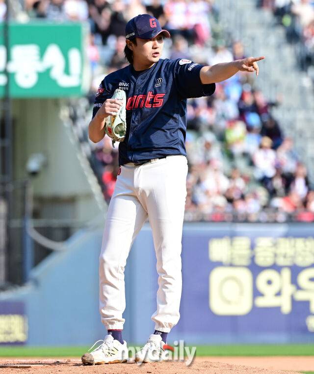 2025년 4월 26일 오후 서울 잠실구장에 진행된 '2025 신한 SOL뱅크 KBO 리그' 롯데 자이언츠와 두산 베어스의 경기. 롯데 정철원이 8회말 구원등판해 1루수 나승엽에게 사인을 보내고 있다./잠실 = 유진형 기자