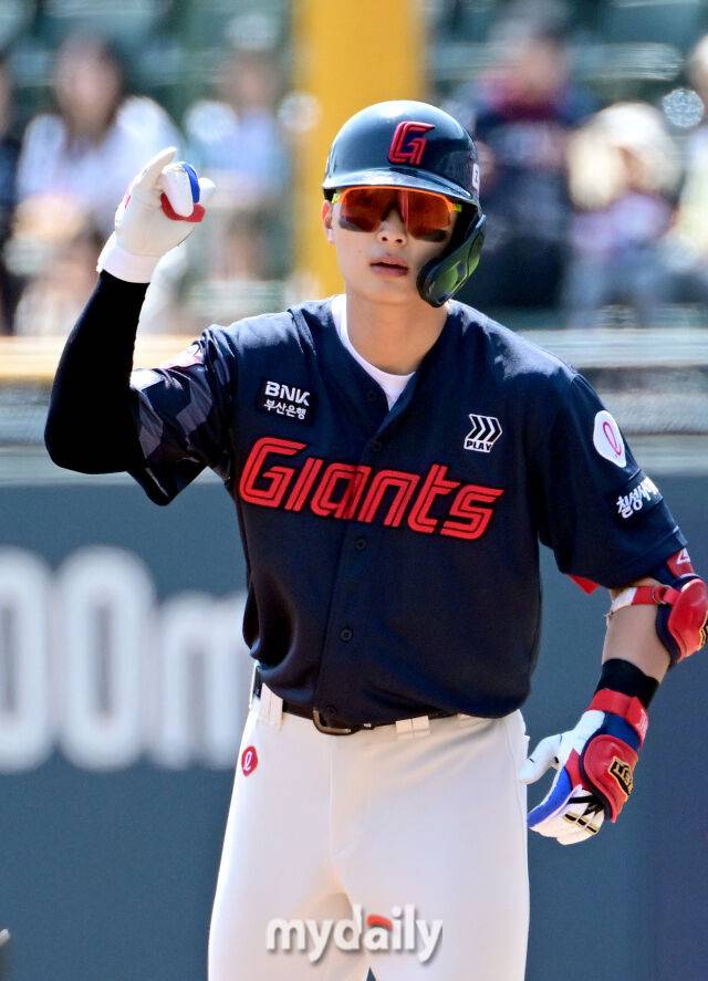 2025년 4월 26일 오후 서울 잠실구장에 진행된 '2025 신한 SOL뱅크 KBO 리그' 롯데 자이언츠와 두산 베어스의 경기. 롯데 윤동희가 1회초 1사 후 안타를 친 뒤 기뻐하고 있다./잠실 = 유진형 기자