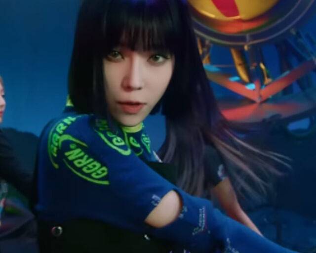 '에스파' 윈터가 동대문에서 산 양말로 의상을 리폼해 입었다. / '에스파' 뮤직비디오 캡처