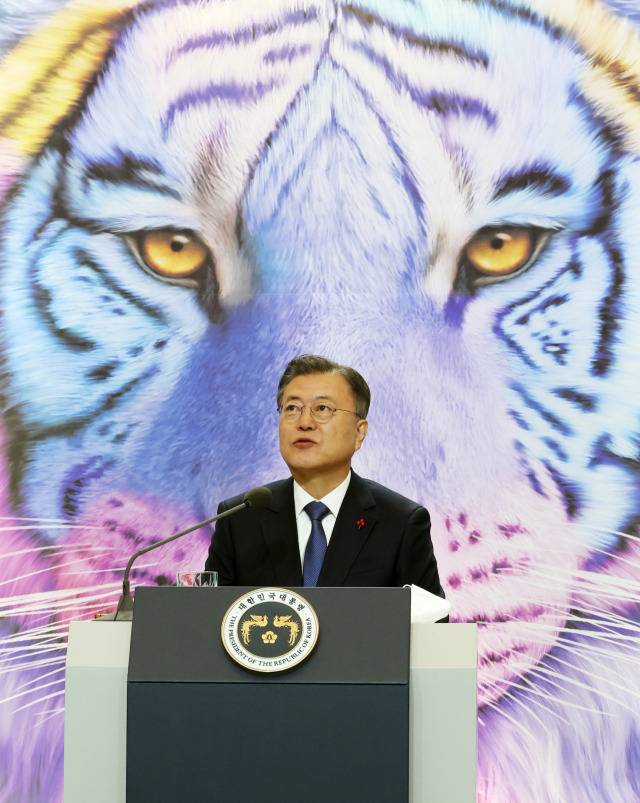 청와대에서 고상우 작가의 작품 ‘운명’을 배경으로 신년사를 발표하고 있는 문재인 전 대통령. [청와대 제공]