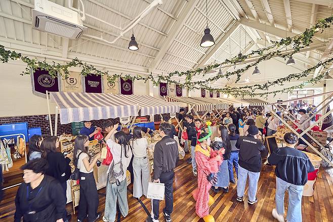 24일 경기도 이천시 복합문화공간 시몬스 테라스에서 열린 파머스 마켓이 방문객들로 붐비고 있다.[시몬스 제공]