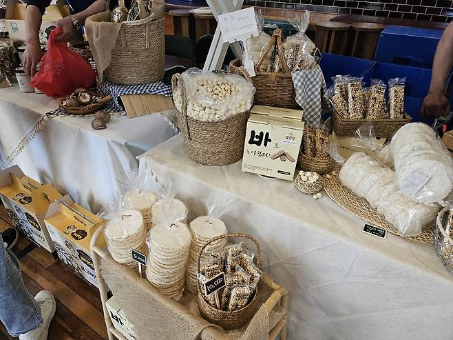 24일 경기도 이천시 복합문화공간 시몬스 테라스에서 열린 파머스 마켓 부스. 김광우 기자.