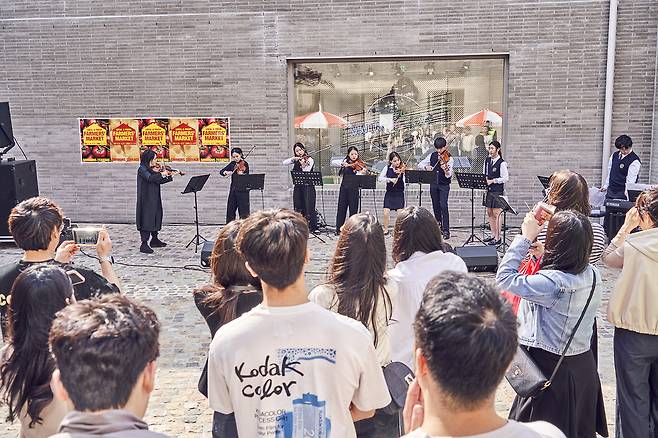 24일 경기도 이천시 복합문화공간 시몬스 테라스 야외 공간에서 한국국제예술학교 학생들이 클래식 음악 공연을 펼치고 있다.[시몬스 제공]