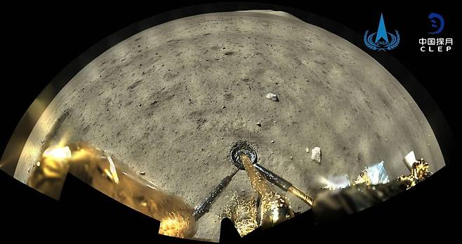 지난 2020년 12월 중국 달 탐사선 창어 5호에 탑재된 파노라마 카메라로 촬영한 달 표면의 모습. [로이터]