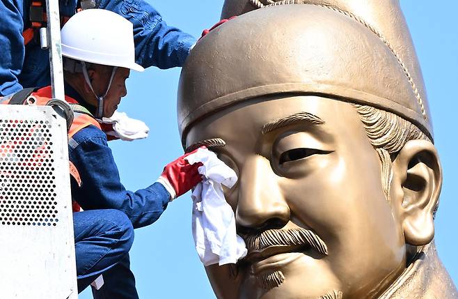 15일 오전 서울 종로구 광화문광장에서 서울시 관계자들이 봄을 맞아 세종대왕 동상을 세척하고 있다. 이번 세척은 황사와 미세먼지로 인해 오염된 동상을 깨끗하게 관리하기 위한 조치이며, 서울시는 오는 16일까지 세종대왕 동상과 이순신 장군 동상을 세척 완료할 예정이다. 임세준 기자