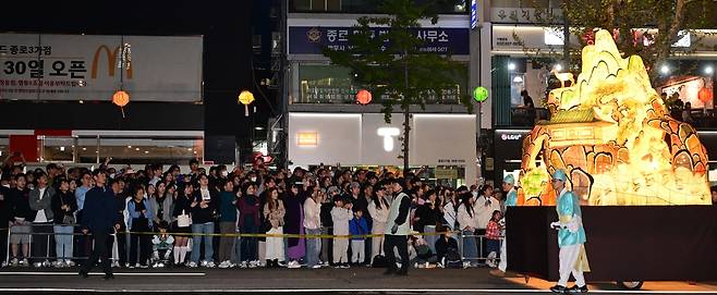 불기 2569년 부처님오신날을 앞둔 26일 오후 서울 종로 일대에서 연등행렬이 진행되고 있다. 불교의 연등회는 통일신라시대부터 약 1200년 간 이어진 한국의 전통문화행사다. 오랜 역사성과 문화유산으로서의 가치를 인정받아 지난 2020년 유네스코(UNESCO) 인류무형문화유산으로 등재됐다. 이상섭 기자