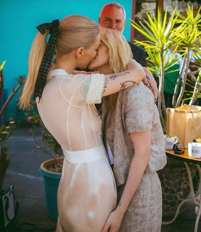 크리스틴 스튜어트, 딜런 마이어 소셜미디어