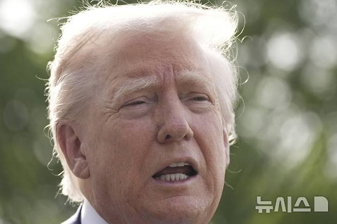 [워싱턴=AP/뉴시스]도널드 트럼프 미국 대통령이 25일(현지 시간) 백악관을 나서며 취재진 질문에 답하고 있다. 2025.04.25.