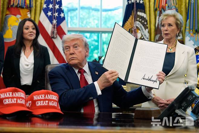 [워싱턴=AP/뉴시스] 4월 30일 임기 100일을 앞둔 트럼프 대통령은 24일(현지 시간) 현재까지 총 137건의 행정명령을 쏟아냈다. 2025.04.25.