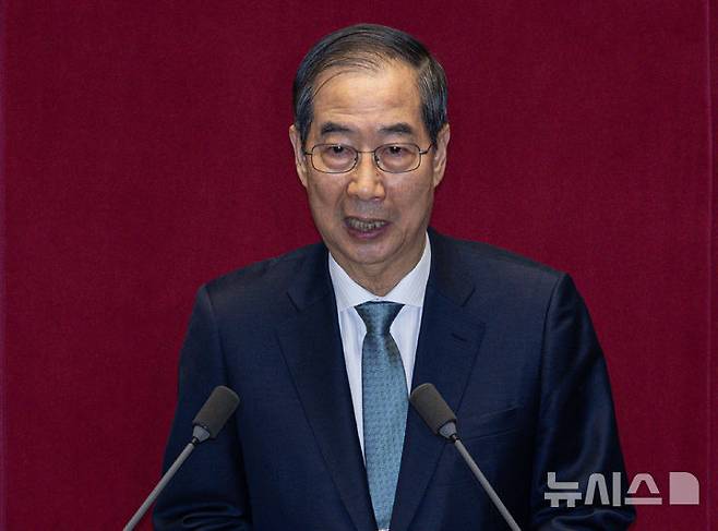 [서울=뉴시스] 국회사진기자단 = 한덕수 대통령 권한대행 국무총리가 24일 오전 서울 여의도 국회 본회의장에서 열린 제424회 국회(임시회) 제6차 본회의에서 2025년도 제1회 추가경정예산안에 대한 정부의 시정연설을 하고 있다. 2025.04.24. photo@newsis.com