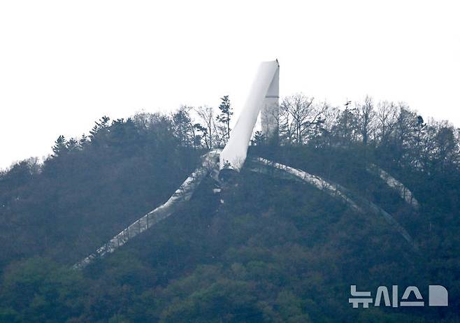 [화순=뉴시스] 김혜인 기자 = 23일 오후 전남 화순군 도암면 우치리 화학산 정상부에 지어진 127m길이의 4.7MW급 풍력발전기가 꺾여있다. 지난 21일 금성산 풍력발전 단지에 세워진 풍력발전기 11기 중 11번째 발전기가 쓰러진 것과 관련해 사고기의 시공·제조사 관계자들이 사고 원인을 밝히기 위해 현장 조사를 진행하고 있다. 2025.04.23. hyein0342@newsis.com