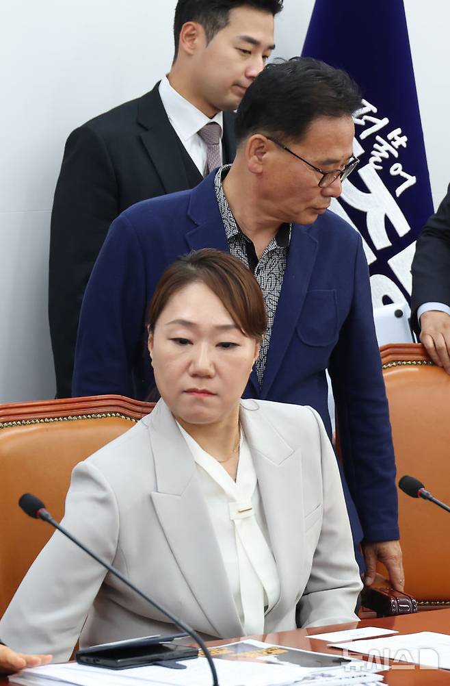 [서울=뉴시스] 고승민 기자 = 21일 서울 여의도 국회에서 2022년 국민의힘 대구시장 경선 홍준표 캠프 불법 확인 및 검찰 봐주기 수사 규탄 기자회견에 '공익제보자' 미래한국연구소 전 김태열 소장과 강혜경 부소장이 참석하고 있다. 2025.04.21. kkssmm99@newsis.com