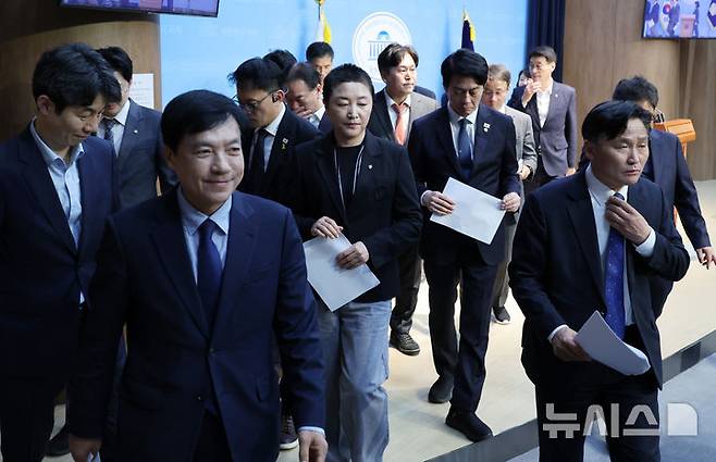 [서울=뉴시스] 조성우 기자 = 김영진(오른쪽) 더불어민주당 전(前)정권정치탄압대책위원회 위원장 등 소속 의원들이 24일 오후 서울 여의도 국회 소통관에서 검찰이 문재인 전 대통령을 뇌물 혐의로 기소한 데 대해 규탄 기자회견을 마친 뒤 회견장을 나서고 있다. 2025.04.24. xconfind@newsis.com